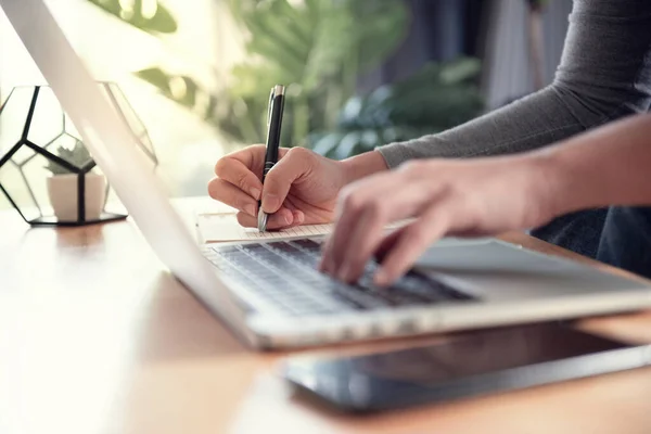 Mulher Faz Anotações Sentar Mesa Trabalho Enquanto Estuda Online Assistindo — Fotografia de Stock