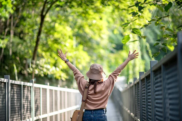Mujer Feliz Extendiendo Sus Brazos Sendero Naturaleza Activa Aire Libre —  Fotos de Stock