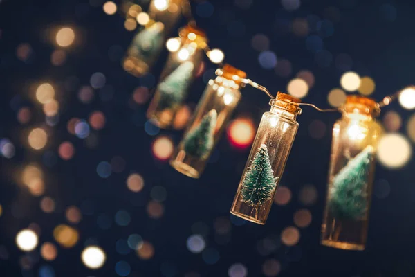 Noel ve yeni yıl konsepti, yakın plan, cam kavanozdaki şık Noel ağacı arka planda, boşluğu kopyala.