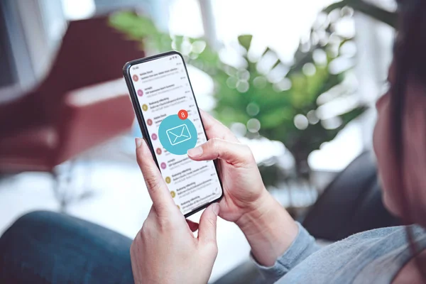 Kadın gelen kutusu görüntüsü bekleyen e-posta iletişimi, evdeki cep telefonundaki yeni mesajlar.