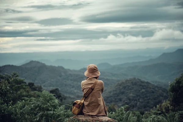 Sozinha Sentada Pico Montanha Céu Nublado Cena Solitária Esperando Por — Fotografia de Stock