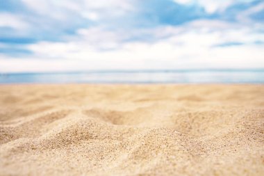 Tropik yaz kumsalı ve deniz zemininde Bokeh güneşi ışığı, boşluğu kopyalayın.