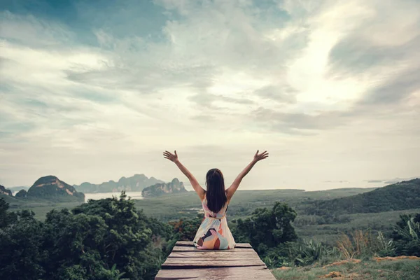 Viajero Libertad Mujer Relajante Con Los Brazos Levantados Cima Montaña —  Fotos de Stock