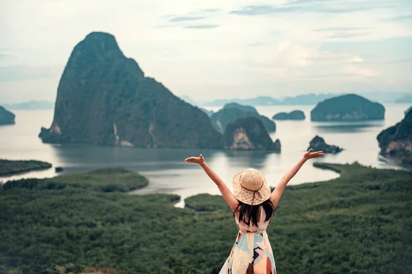 Viajero Libertad Mujer Relajante Con Los Brazos Levantados Cima Montaña —  Fotos de Stock