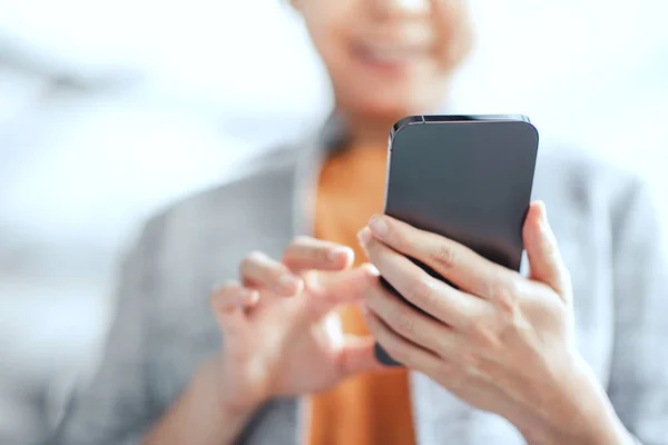 Mulher Feliz Usando Smartphone Café Moderno Ela Conversando Mensagens Line — Fotografia de Stock