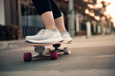 Sörf yaparken yakın plan bacak, spor aktivitesi yaşam tarzı konsepti, sağlıklı ve egzersiz..