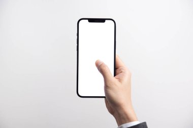Bangkok, Tayland - 13 Ocak 2021: Beyaz ekranlı siyah akıllı telefon iPhone 12 Pro Max 'i elinde tutan iş kadını elini kapat. Beyaz arka planda izole edilmiş. Cep telefonu çerçevesiz tasarım kavramı.