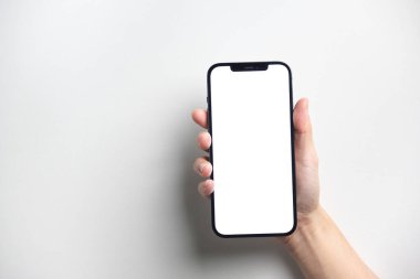 Bangkok, Tayland - 13 Ocak 2021: Beyaz ekranlı siyah akıllı telefon iPhone 12 Pro Max 'i yakın çekim. Beyaz arka planda izole edilmiş. Cep telefonu çerçevesiz tasarım kavramı.