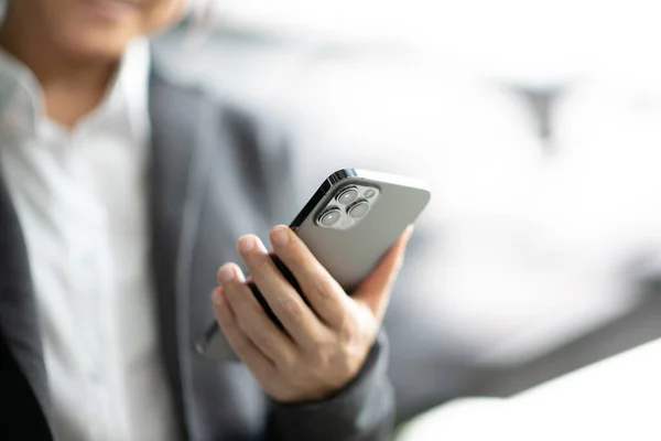 Bangkok Thailand Jan 2021 Close Businesswoman Hand Holding Black Smartphone — Stock Photo, Image