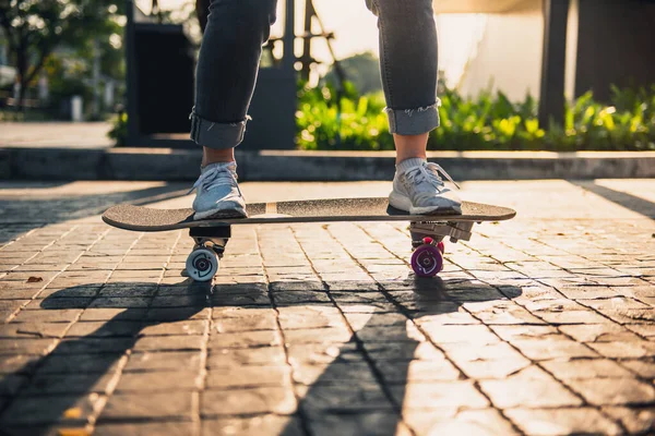 Close Bein Auf Surfskate Oder Skateboard Auf Der Straße Sport — Stockfoto