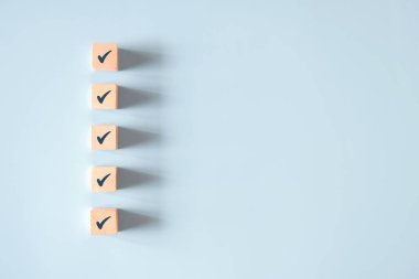 Mavi arkaplanda işaretli tahta küp, Kontrol Listesi konsepti, Boşluğu Kopyala.