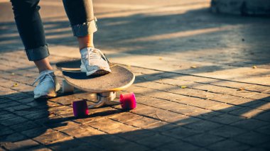 Sörf yaparken yakın plan bacak ya da yolda kaykay, spor aktivitesi yaşam tarzı konsepti, sağlıklı ve egzersiz..