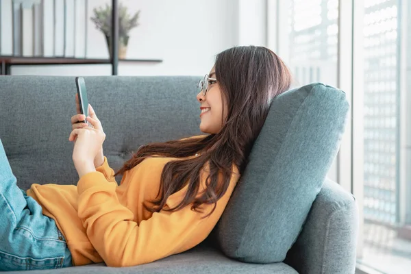 Mujer Feliz Usando Teléfono Móvil Sofá Casa — Foto de Stock