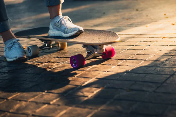 Close Bein Auf Surfskate Auf Der Straße Sport Aktivität Lifestyle — Stockfoto