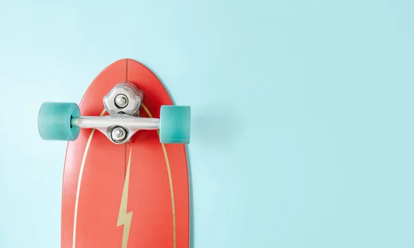 Minimal Roter Surfskate Oder Skateboard Auf Blauem Hintergrund Lifestylekonzept Sport — Stockfoto
