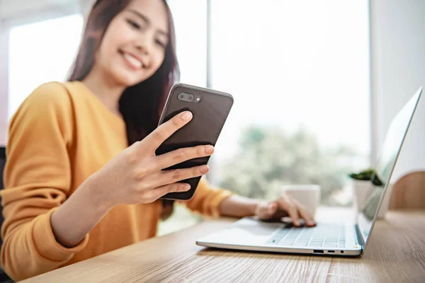 Feliz Mulher Asiática Usando Laptop Telefone Inteligente Mesa Escritório Lugar — Fotografia de Stock