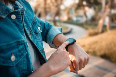 Adam sağlık başvurusu yoluyla nabzını kontrol etmek için akıllı saatler kullanıyor. Sağlık ve insanlar konsepti.