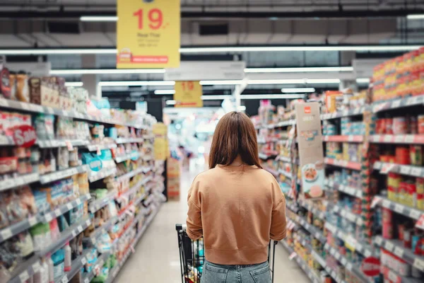 Kundin Kauft Mit Einkaufswagen Supermarkt Ein — Stockfoto