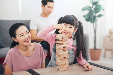 Asyalı aile evlerinde tahta kuleyle masa oyunu oynuyor..