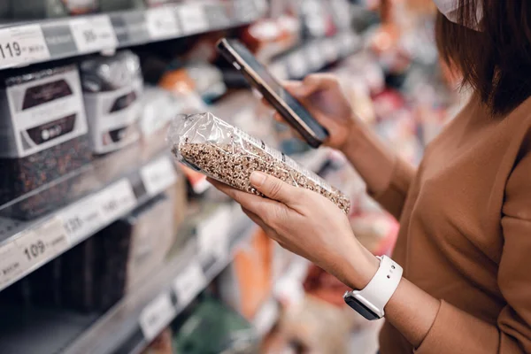 Close Vrouw Winkelen Supermarkt Het Lezen Van Productinformatie Klant Koopt — Stockfoto