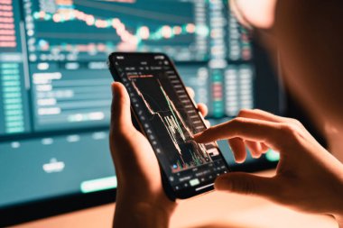 Yakın plan - Kadın akıllı telefon, kripto para birimi gelecekteki fiyat öngörüsünde Bitcoin fiyat tablosunu kontrol ediyor.