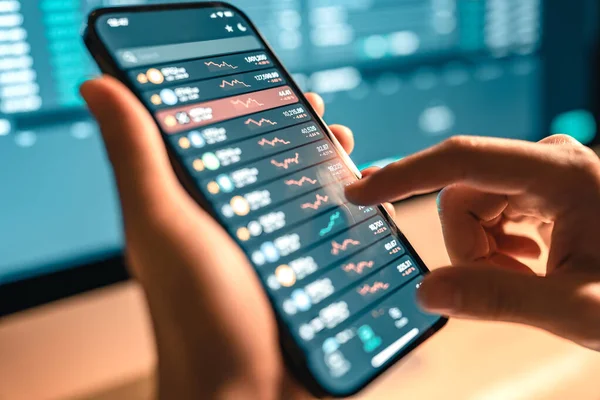 Closeup Жінка Перевіряє Таблицю Цін Біткоїна Цифровому Телефоні Криптовалюта Майбутнє — стокове фото