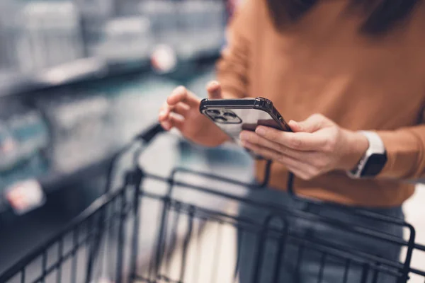 Frau Beim Einkaufen Supermarkt Sie Nutzt Einkaufswagen Und Verbindet Sich — Stockfoto