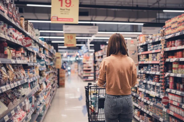 Kundin Kauft Mit Einkaufswagen Supermarkt Ein — Stockfoto