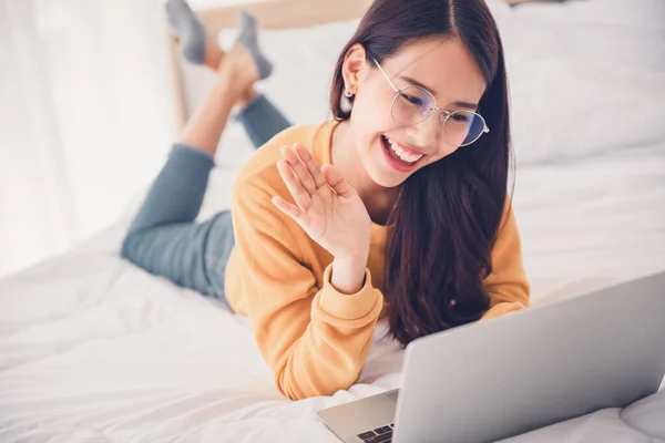 Mujer Asiática Ropa Cama Blanca Dormitorio Videoconferencia Con Amigo Través — Foto de Stock