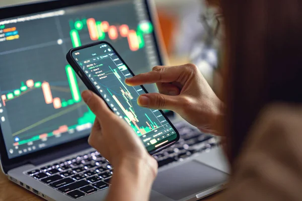 Yakın plan - Kadın akıllı telefon, kripto para birimi gelecekteki fiyat öngörüsünde Bitcoin fiyat tablosunu kontrol ediyor.