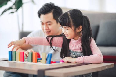 Yakın plan - Kızın eli evde babasıyla oyuncak oynuyor