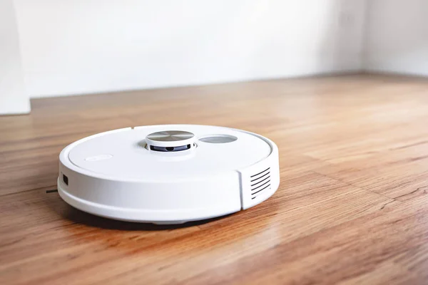 White Robotic Vacuum Cleaner Laminate Floor Cleaning Dust Home — Stock Photo, Image