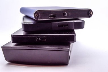 HDD - Taşınabilir Disk Sürücüleri beyaz arkaplanda izole edildi. Harici disk sürücüsü yığını.
