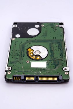 Dahili sabit diski kapat veya beyaz arkaplanda izole edilmiş dizüstü bilgisayarın hdd 'ini.