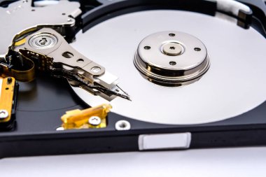 Beyaz arka planda izole edilmiş bir sabit diskin iç parçaları. Sabit diskin iç görünümünü kapat.