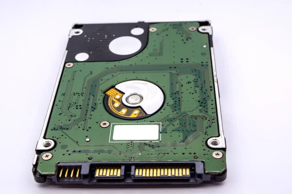 内部ハードディスクドライブの閉じるまたは白い背景に隔離されたラップトップのHdd — ストック写真