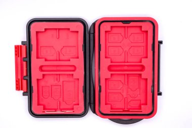 Beyaz arkaplan üzerinde izole edilmiş küçük kullanışlı kart ya da hafıza kartı sahibi. Hafıza kartlarınızı ya da sim kartlarınızı taşıyacak kart sahibi.