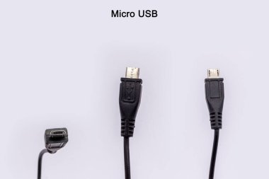 Beyaz arkaplana karşı izole edilmiş farklı açılardan mikro USB kablosu.