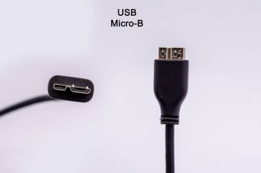 Mikro USB tip B kablosu beyaz arka planda izole edilmiş farklı açılardan. Harici Disk Bağlantı Kablosu