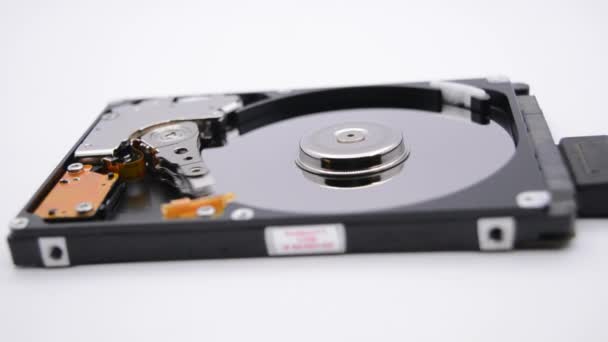 Видео открытого жесткого диска с вращающейся тарелкой. Закрыть жесткий диск чтения и записи данных. Разобранная считывающая головка hdd. — стоковое видео