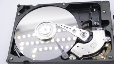 Hard Disk Sürücüsü 'nün dönen tabağıyla çekilmiş videosu. Bir sabit disk sürücüsünün okuma ve yazma verilerini kapat. Parçalanmış hdd okuma başlığı.