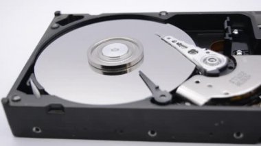 Hard Disk Sürücüsü 'nün dönen tabağıyla çekilmiş videosu. Bir sabit disk sürücüsünün okuma ve yazma verilerini kapat. Parçalanmış hdd okuma başlığı.