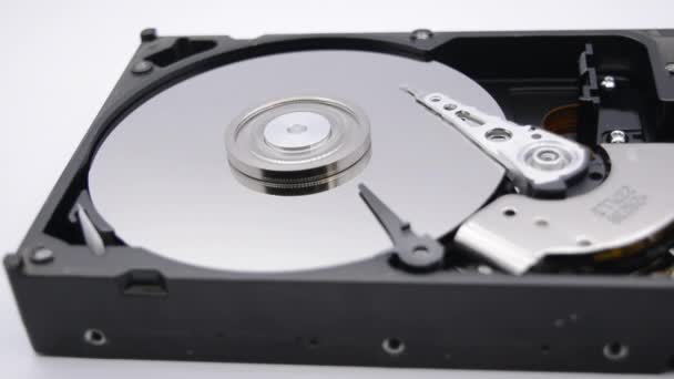 Video z otevřeného pevného disku s točivým talířem. Uzavře pevný disk pro čtení a zápis dat. Rozebraná čtecí hlava hdd. — Stock video