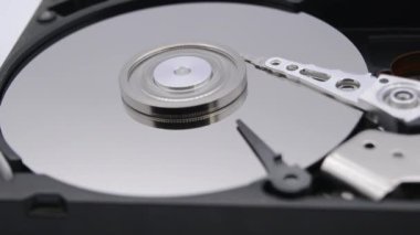 Hard Disk Sürücüsü 'nün dönen tabağıyla çekilmiş videosu. Bir sabit disk sürücüsünün okuma ve yazma verilerini kapat. Parçalanmış hdd okuma başlığı.