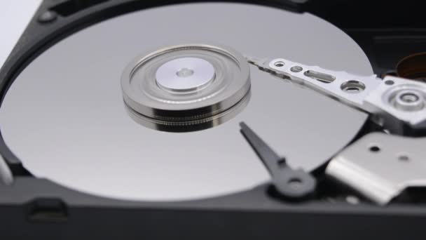 Видео открытого жесткого диска с вращающейся тарелкой. Закрыть жесткий диск чтения и записи данных. Разобранная считывающая головка hdd. — стоковое видео