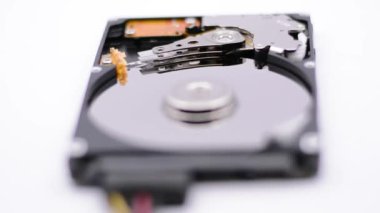 Hard Disk Sürücüsü 'nün dönen tabağıyla çekilmiş videosu. Bir sabit disk sürücüsünün okuma ve yazma verilerini kapat. Parçalanmış hdd okuma başlığı.