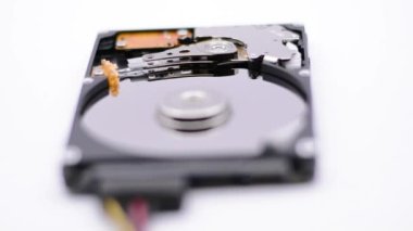 Hard Disk Sürücüsü 'nün dönen tabağıyla çekilmiş videosu. Bir sabit disk sürücüsünün okuma ve yazma verilerini kapat. Parçalanmış hdd okuma başlığı.