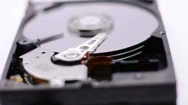 Hard Disk Sürücüsü 'nün dönen tabağıyla çekilmiş videosu. Bir sabit disk sürücüsünün okuma ve yazma verilerini kapat. Parçalanmış hdd okuma başlığı.