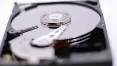 Hard Disk Sürücüsü 'nün dönen tabağıyla çekilmiş videosu. Bir sabit disk sürücüsünün okuma ve yazma verilerini kapat. Parçalanmış hdd okuma başlığı.