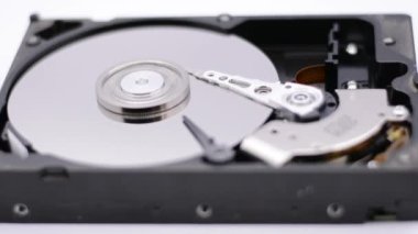 Hard Disk Sürücüsü 'nün dönen tabağıyla çekilmiş videosu. Bir sabit disk sürücüsünün okuma ve yazma verilerini kapat. Parçalanmış hdd okuma başlığı.